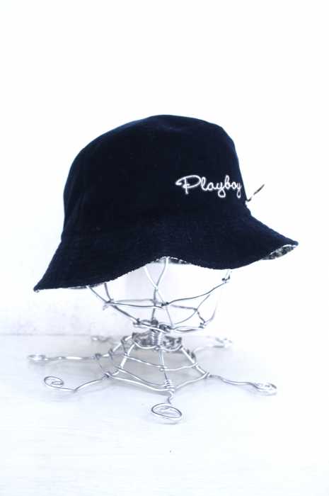 PLAYBOY（プレイボーイ） メタルチャーム装飾 ロゴ刺繍 リバーシブルベロアバケットハット メンズ 帽子