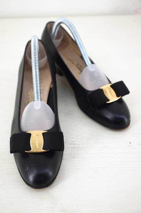Salvatore Ferragamo （サルヴァトーレフェラガモ） ヴァラリボン装飾 型押しレザーパンプス レディース シューズ