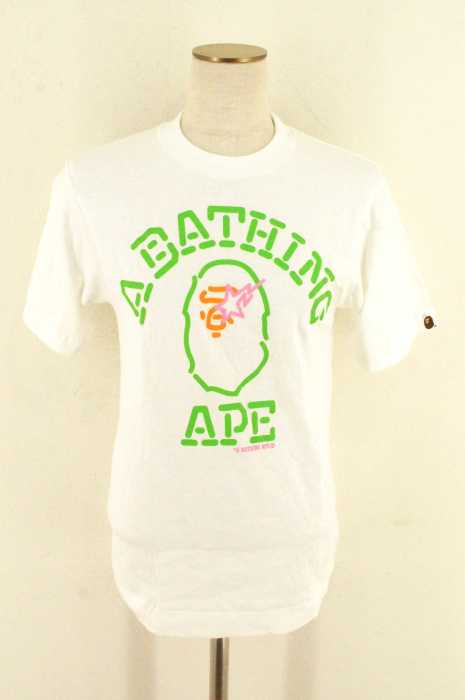 A BATHING APE （アベイシングエイプ） シャンパンボトルネオンカレッジロゴTシャツ レディース トップス