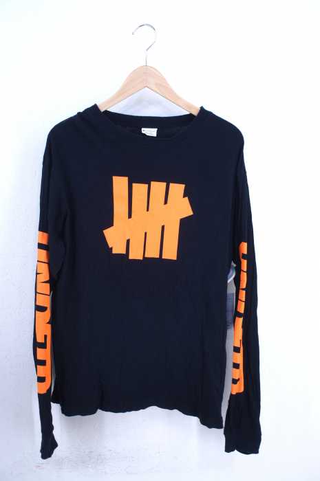 champion × UNDEFEATED（チャンピオン × アンデフィーテッド） 袖プリントロングスリーブTシャツ メンズ トップス