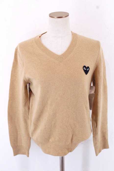 PLAY COMME des GARCONS （プレイコムデギャルソン） AD2013 ロゴワッペンVネックニットトップス レディース トップス