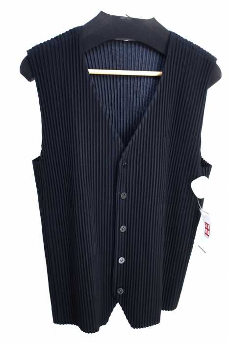 HOMME PLISSÉ ISSEY MIYAKE （オムプリッセ　イッセイミヤケ） プリーツベスト メンズ トップス