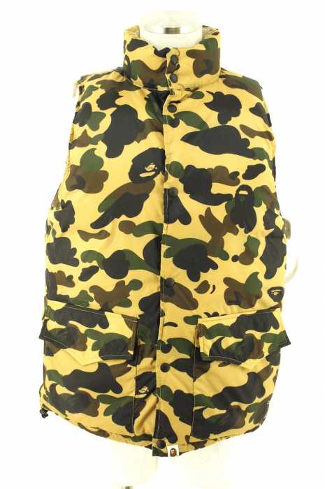 A BATHING APE (アベイシングエイプ) 1st yellow カモ柄ダウンベスト メンズ アウター