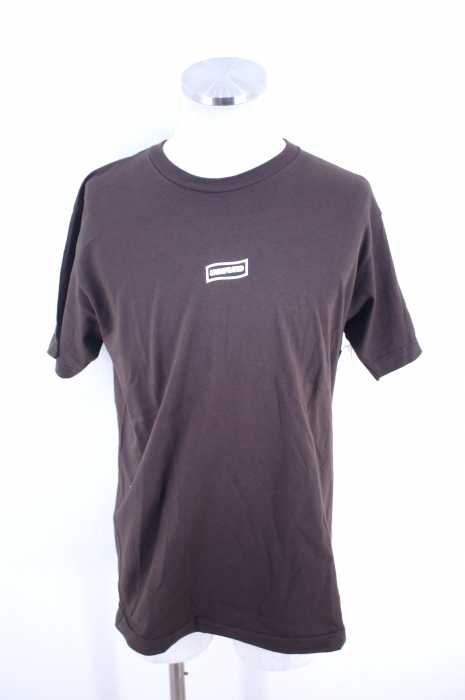UNDEFEATED （アンディフィーテッド） WAVY FLAG TEE メンズ トップス