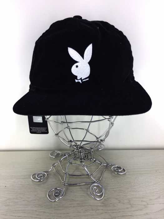 NEW ERA × PLAYBOY(ニューエラ プレイボーイ) ロゴワッペン ベロア6パネルキャップ メンズ 帽子