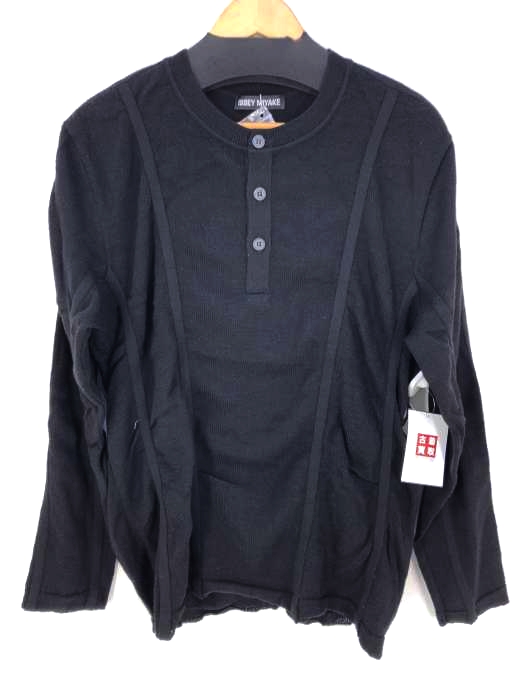 ISSEY MIYAKE MEN（イッセイミヤケメン） ヘンリーネックデザインニット メンズ トップス