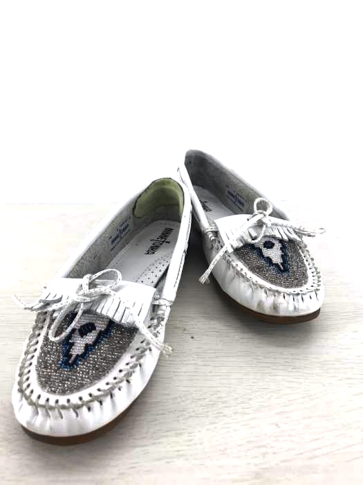 Minnetonka（ミネトンカ） 白 ビーズ モカシンシューズ レディース シューズ