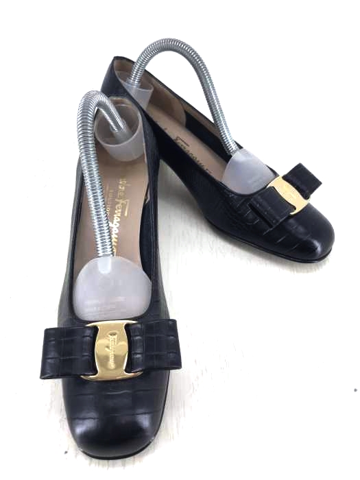 Salvatore Ferragamo（サルヴァトーレフェラガモ） イタリア製ヴァラリボン型押しレザーパンプス レディース シューズ
