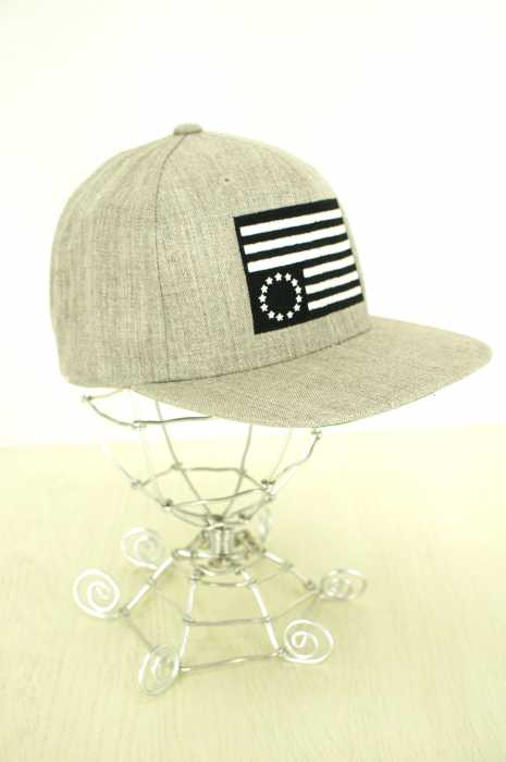 BLVCK SCVLE (ブラックスケール) バックスナップフロント刺繍入りキャップ メンズ 帽子