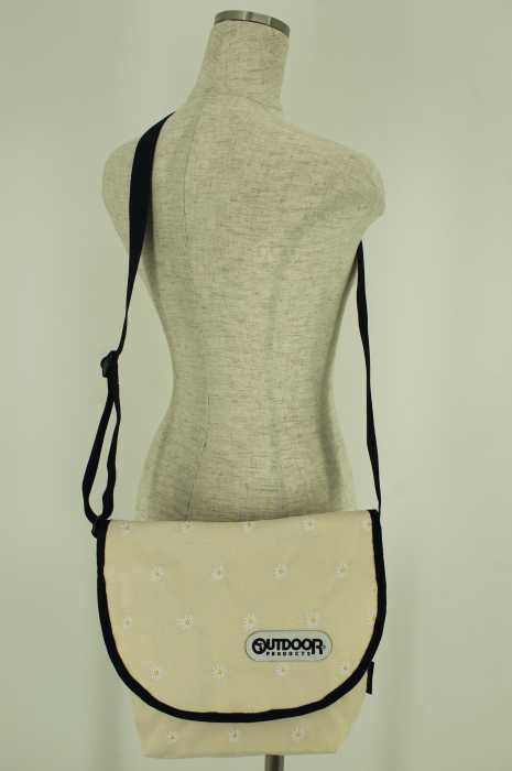 earth music&ecology×OUTDOOR PRODUCTS （アースミュージック＆エコロジーアウトドアプロダクツ） デイジー刺繍入り ショルダー メッセンジャー バッグ レディース バッグ