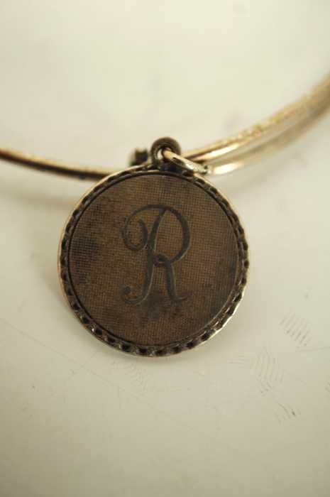 Alex and Ani () イニシャルチャームブレスレット レディース アクセサリー