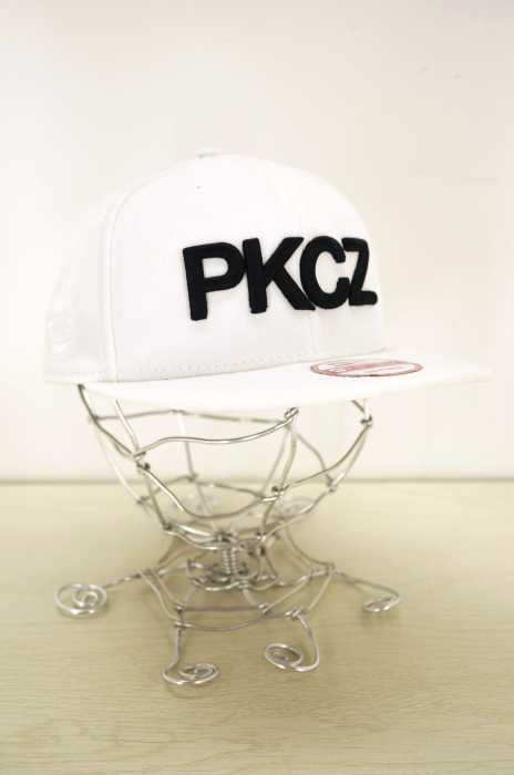 PKCZ × NEW ERA（ピーケーシーズニューエラ） 刺繍キャップ メンズ 帽子