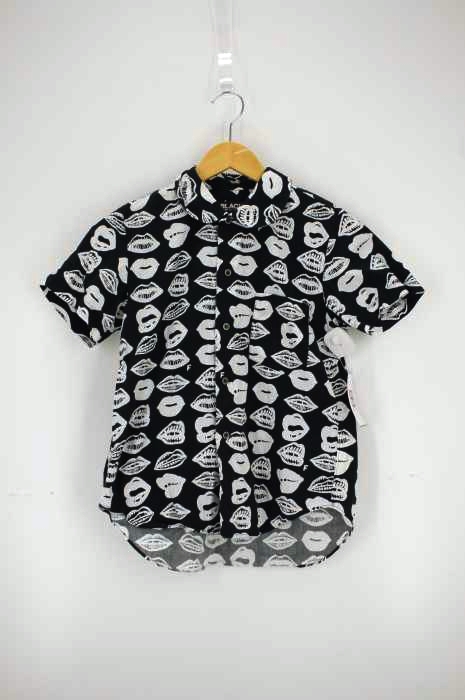 BLACK COMME des GARCONS（ブラックコムデギャルソン） リップ柄シャツ メンズ トップス