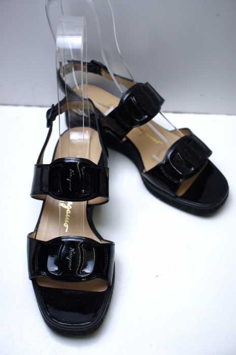 Salvatore Ferragamo （サルヴァトーレフェラガモ） エナメルストラップサンダル レディース シューズ