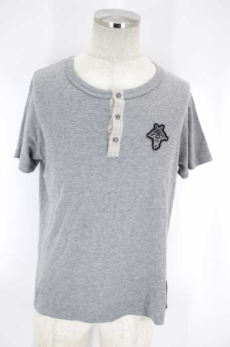 SOFTMACHINE () ヘンリーネックワッペン付Tシャツ メンズ トップス