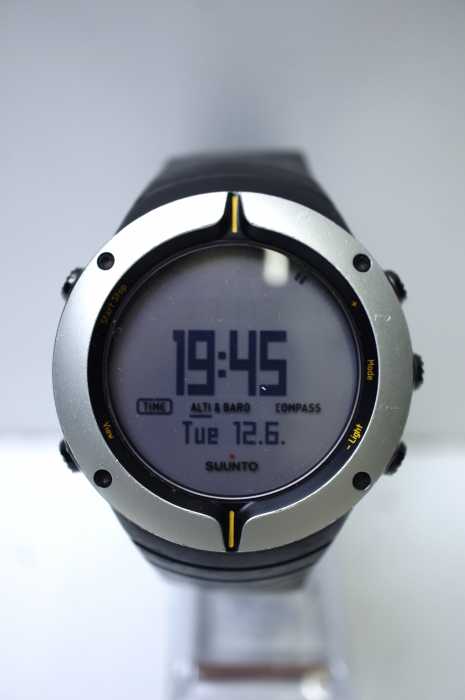 SUUNTO （スント） CORE　デジタル腕時計 メンズ ファッション雑貨