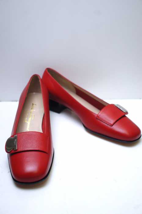 Salvatore Ferragamo (サルヴァトーレフェラガモ) プレート付ヒールパンプス レディース シューズ