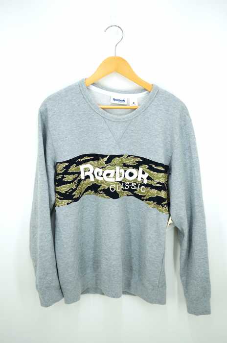 REEBOK CLASSIC（リーボッククラシック） クルーネック フロントロゴ カモ柄 CLASSIC ARCHIVE STRIPE CREW メンズ トップス