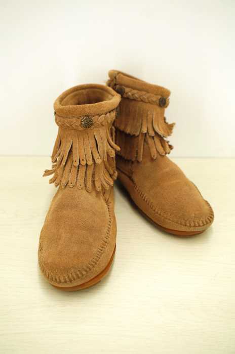 Minnetonka × chocol raffine robe （ミネトンカ×ショコラフィネローブ） 697X TAUPE ダブルフリンジ サイドジップブーツ レディース シューズ