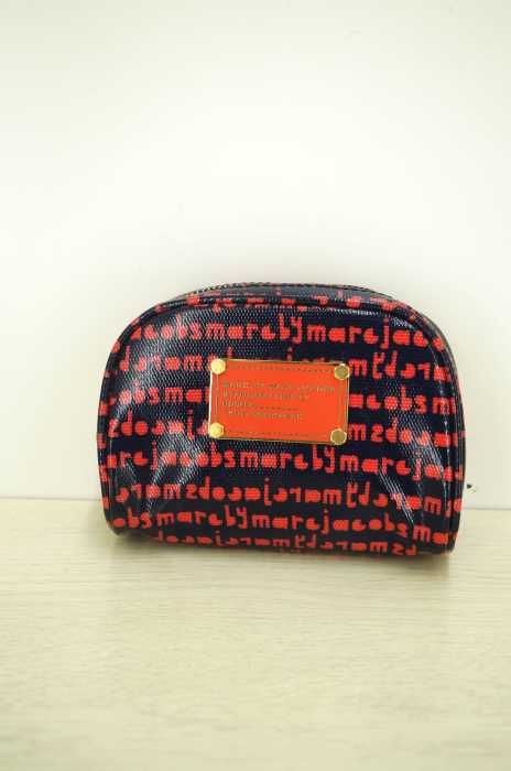 Marc by Marc Jacobs （マークバイマークジェイコブス） レザー文字プリントポーチ レディース ファッション雑貨