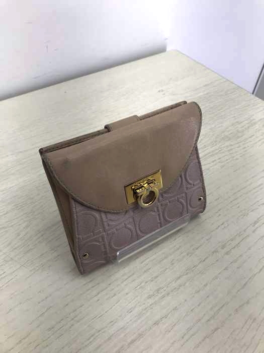 Salvatore Ferragamo（サルヴァトーレフェラガモ） ガンチーニ型押し 二つ折り財布 レディース 財布・ケース