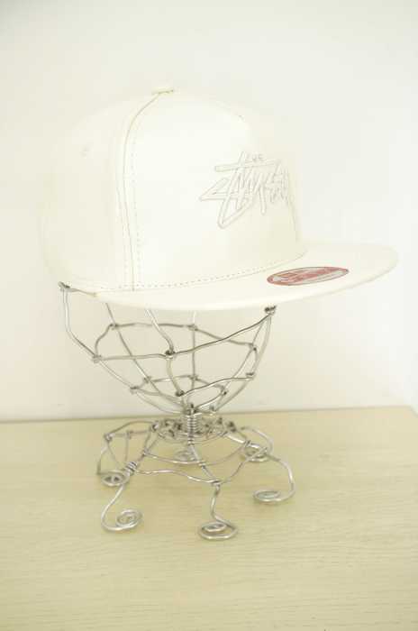 STUSSY （ステューシー） ストックロゴ刺繍フェイクレザーNEW ERAスナップバック メンズ 帽子