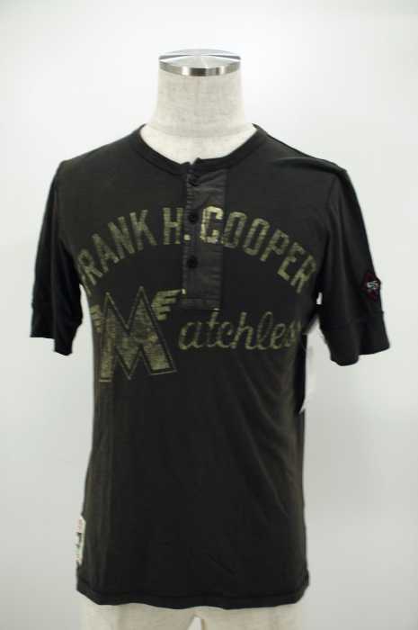 Johnson Motors inc. （ジョンソンモータース） ヘンリーネックロゴTシャツ メンズ トップス