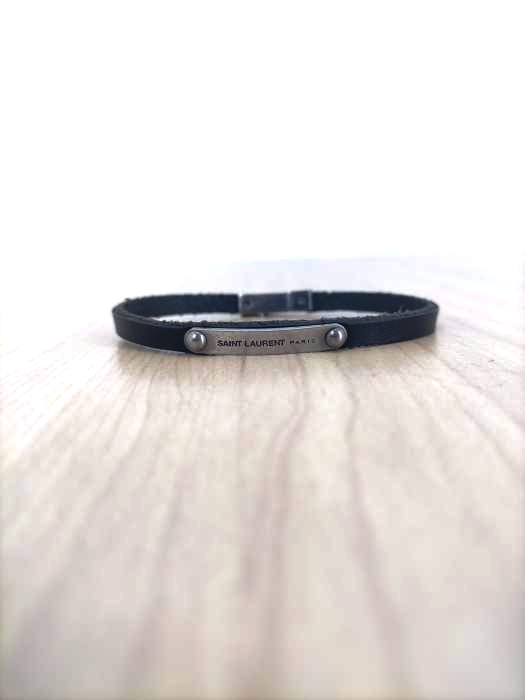 SAINT LAURENT PARIS（サンローランパリ） プレートロゴエンブレムレザーブレスレット メンズ アクセサリー