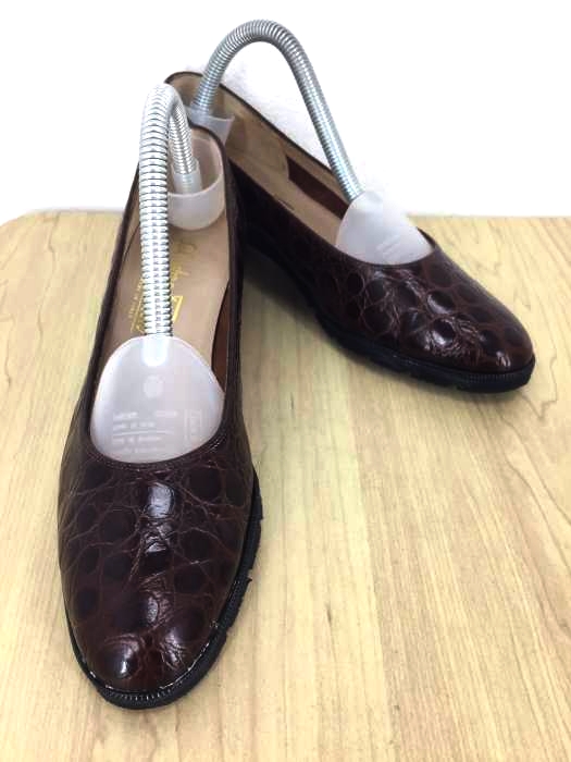 Salvatore Ferragamo（サルヴァトーレフェラガモ） エンボス加工レザーパンプス レディース シューズ