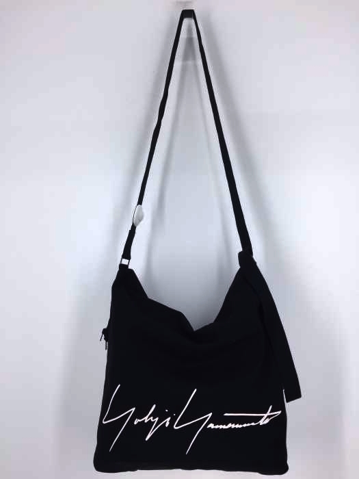 Yohji Yamamoto（ヨウジヤマモト） シグネチャーロゴ プリントショルダーバッグ メンズ バッグ