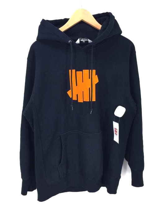 UNDEFEATED（アンディフィーテッド） 5 STRIKES フロッキープリントプルオーバーパーカー メンズ トップス