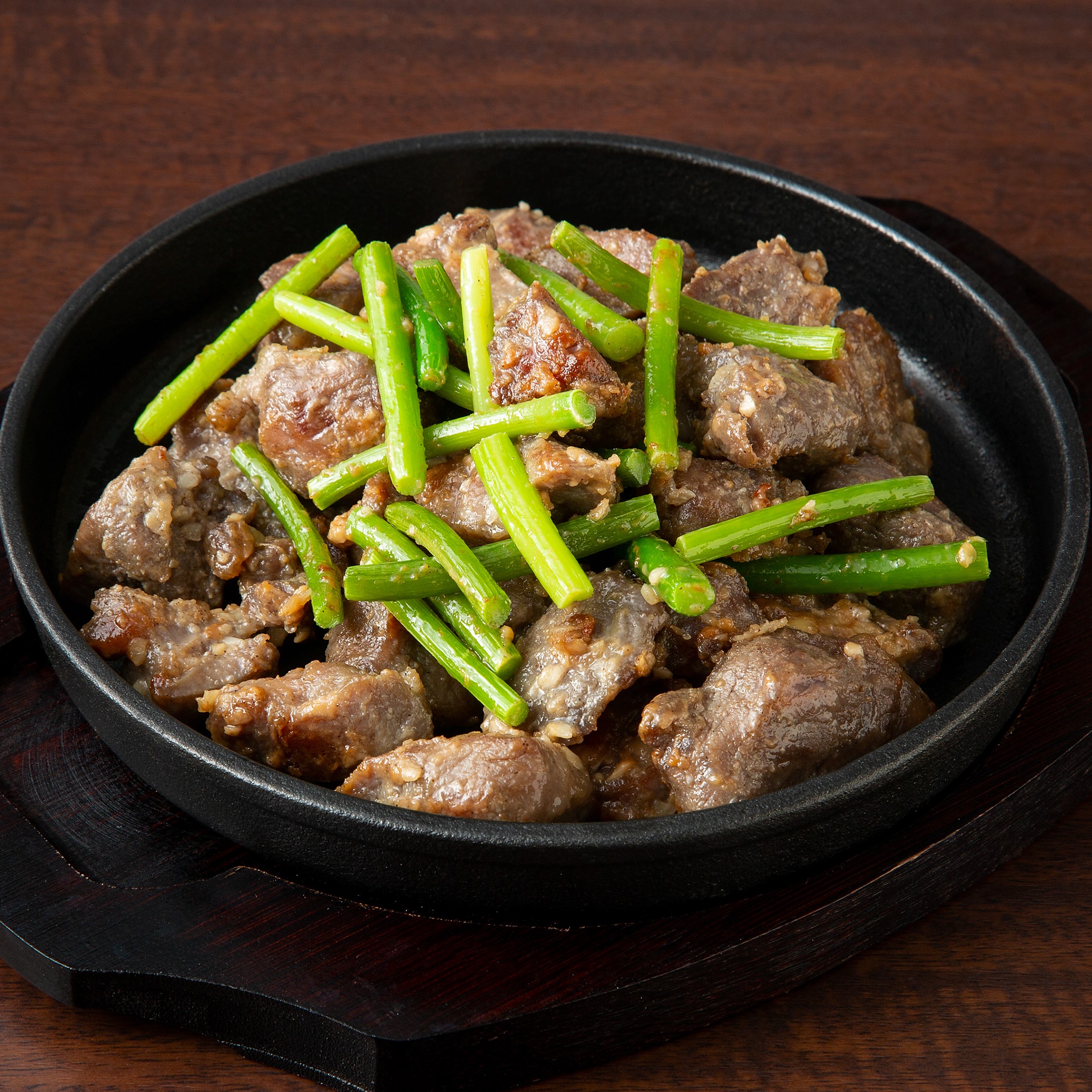 《鹿児島の隠れ名物》豚あご肉のスタミナ焼き<br />
1,410円（税込）