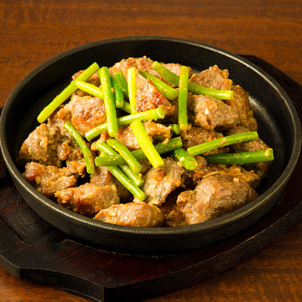 《鹿児島の隠れ名物》豚あご肉のスタミナ焼き<br />
1,410円（税込）<br />
