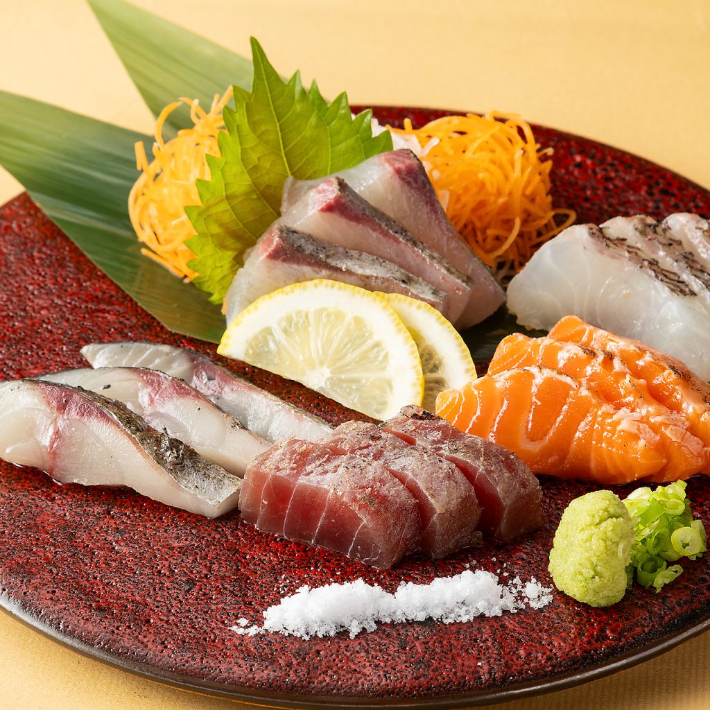 【名物 炭火炙り刺し盛り 5種】
炭の香りが香ばしい炙り刺し