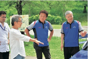試乗後、STIの森宏志開発本部長(中央)と毛利豊彦担当部長(右)と談笑する松田秀士氏