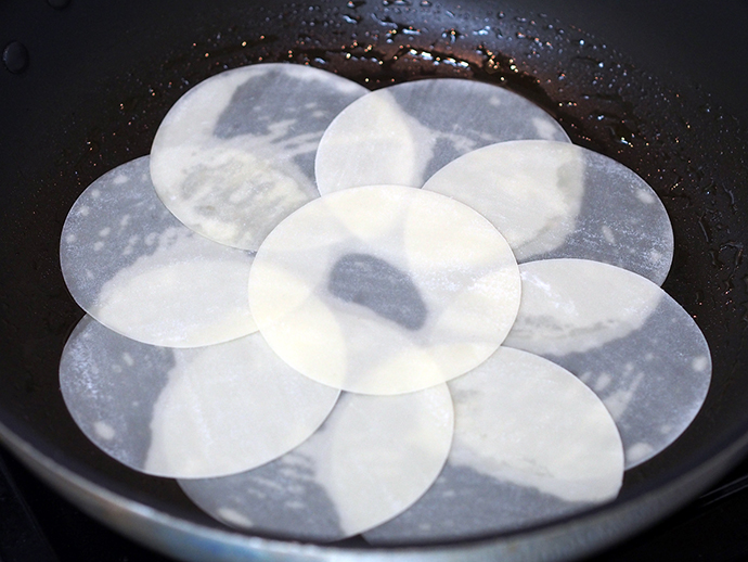 餃子の皮を使ってワインのおつまみにアレンジ クルミ味噌チーズのクリスピー餃子 家ワイン