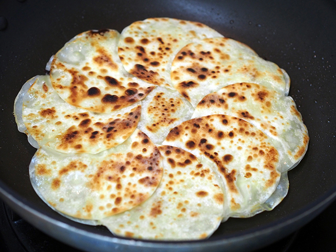 餃子の皮を使ってワインのおつまみにアレンジ クルミ味噌チーズのクリスピー餃子 家ワイン