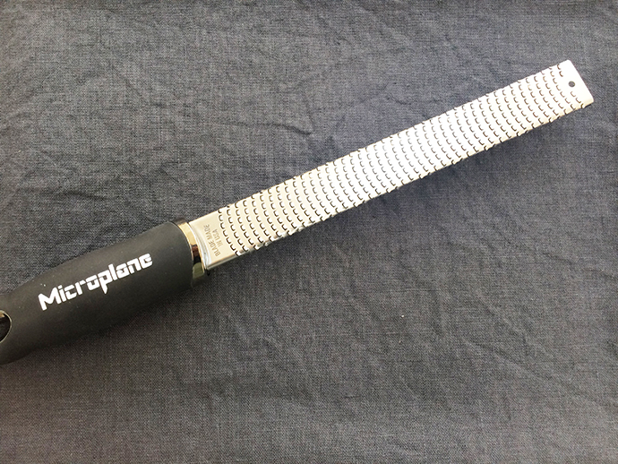 Amazon ステンレス製チーズおろし器キッチンチーズおろし金 簡単に収納するための吊り穴付き人間工学に基づいたハンドル おろし金やゼストオレンジ 柑橘類 チョコレート ナッツ 生姜 ニンニクにすりおろしやすい Silver Dinna おろし器 通販