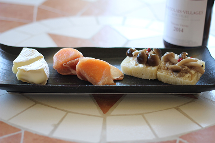 サッと作れる簡単おつまみ キノコの赤ワイン炒めのタルティーヌと柿の生ハム巻き 家ワイン