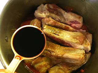 スパイシーなワインにピッタリ スペアリブのトマト煮込み 家ワイン