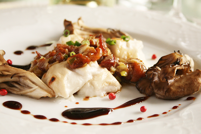 やきとりの缶詰で簡単おつまみ 香ばしやきとり とろ りごま豆腐の贅沢ディッシュ 家ワイン