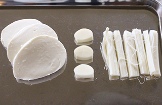 とっても簡単 モッツアレラやさけるチーズで作る おつまみ焼きチーズ 家ワイン