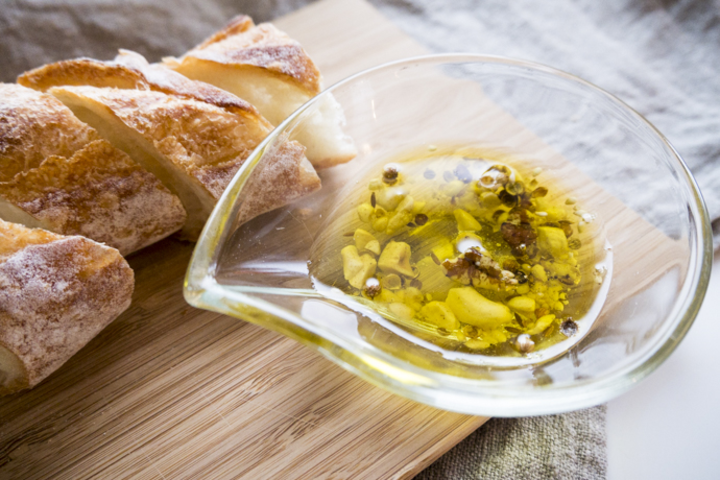 オリーブオイルを注いでレストラン風 中東発祥のスパイス ナッツ デュカ 家ワイン