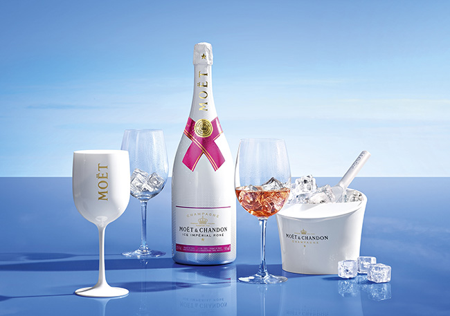 眩いピンクゴールドの輝きを放つ 氷を浮かべて初めて完成するロゼ  