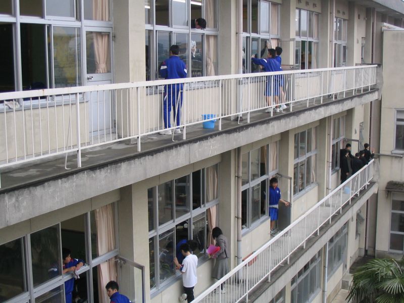 japanese school children cleaning