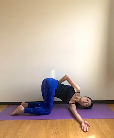 ヨガポーズ「針の糸通しのポーズ」のやり方と効果を解説  YOGA HACK 