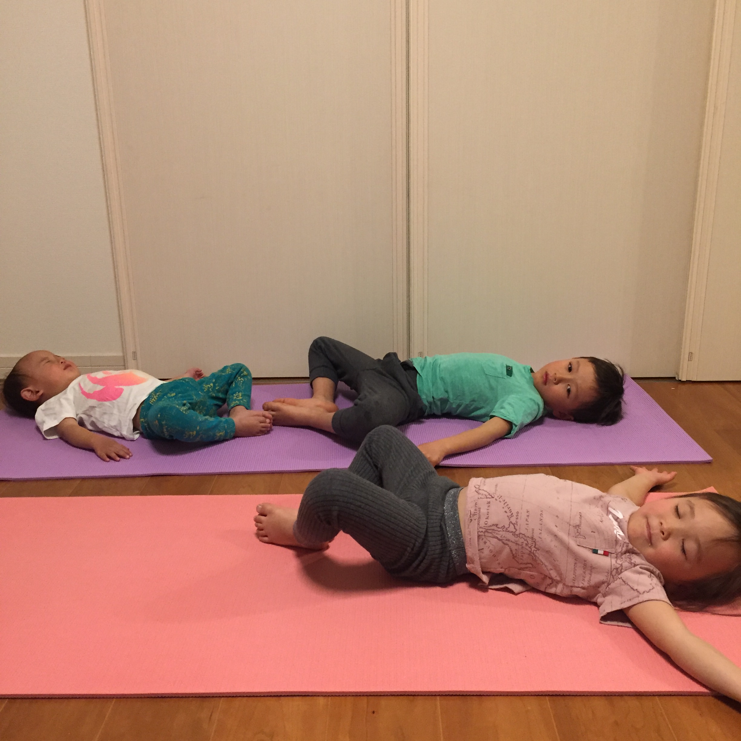 子供が上手にリラックス出来るように キッズヨガ のおすすめポーズ6選 Yoga Hack ヨガハック 自分らしいココロとカラダを作る