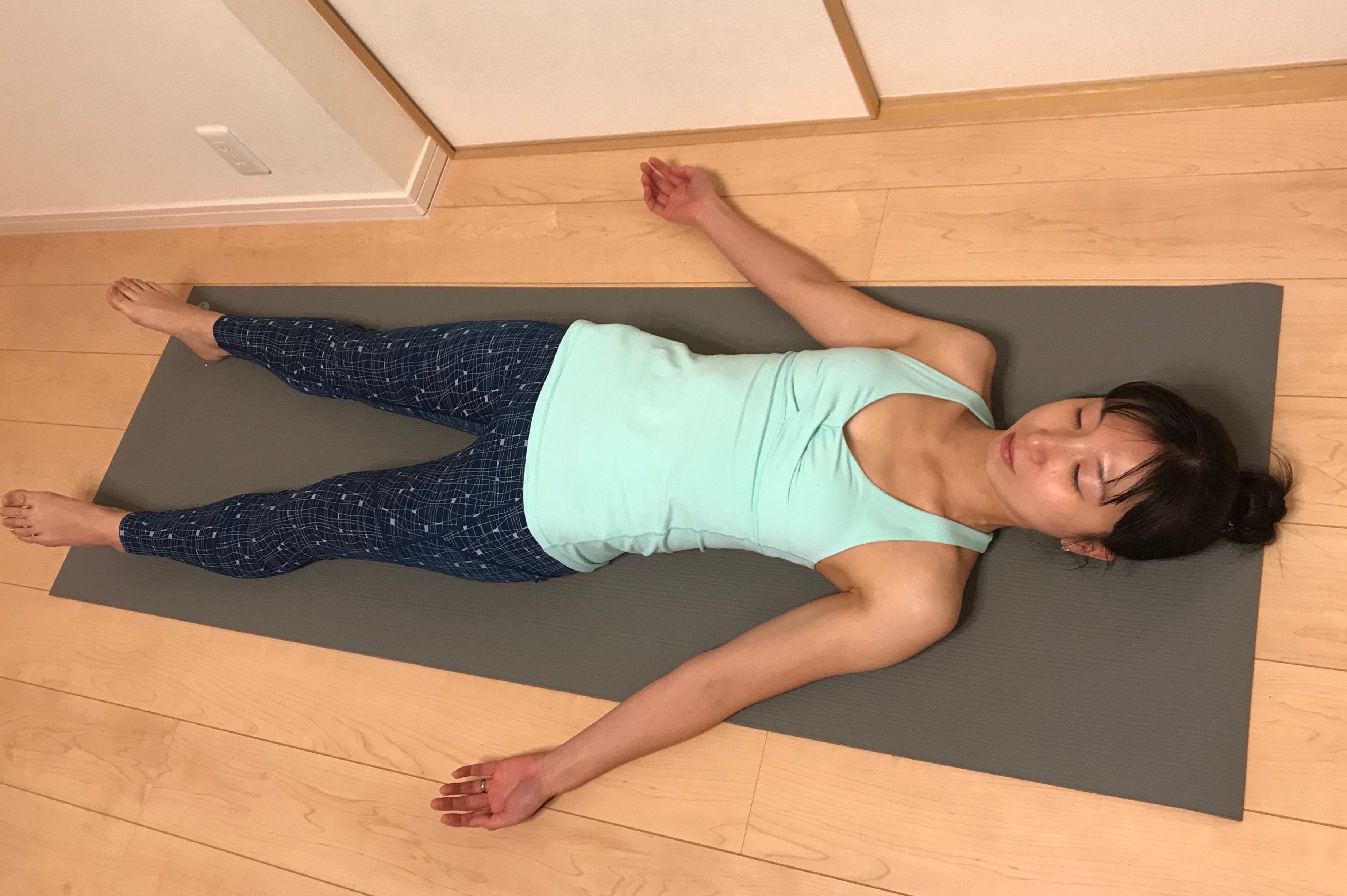 寝る前に夜ヨガ 快眠のためのヨガポーズ８選 Yoga Hack ヨガハック 自分らしいココロとカラダを作る