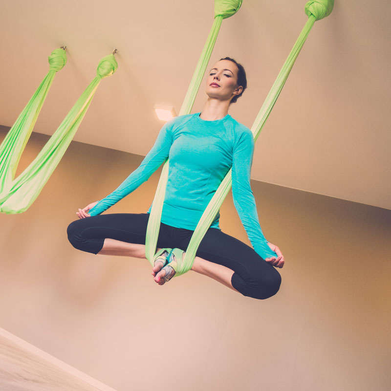 Aerial Yoga Studio Apple (エアリアルヨガスタジオアップル)の空中ヨガレッスン風景