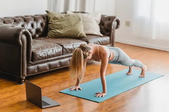 自宅で筋トレ Youtubeのおすすめトレーニングチャンネル5選 Yoga Hack ヨガハック 自分らしいココロとカラダを作る